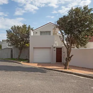 Guest house 20 Belladonna Avenue Vredehoek, Cape Town